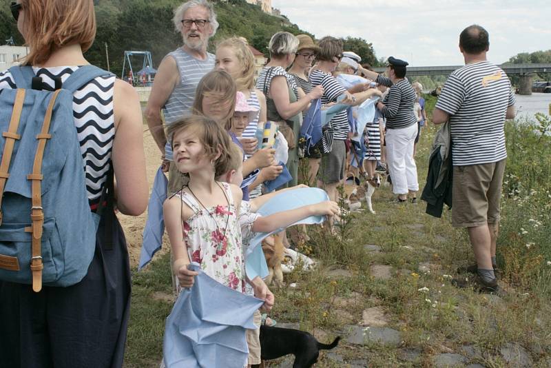 Náplavka před vinařstvím Bettiny Lobkowitz se v pátek zaplnila desítkami lidí převážně v námořnickém oblečení, kteří čekali na připlouvající loď Tajemství.