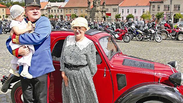 Veltruské náměstí burácelo téměř stovkou motorů různých kubatur při zastávce během spanilé jízdy vypravené z Kralup nad Vltavou pod názvem Švejkovy motomanévry.