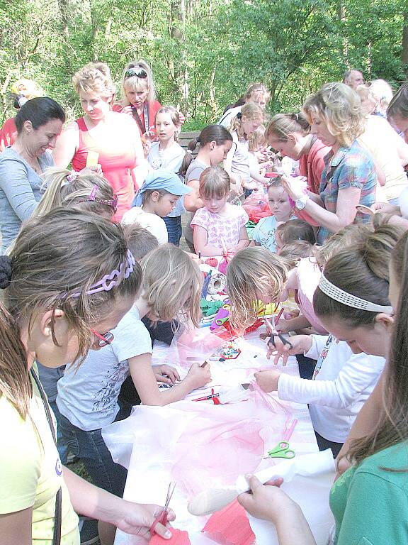 Setkání s loutkami u Hlovecké studánky ve Mšeně 2012.