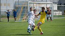 Fotbalisté Neratovic (ve žlutém) porazili v domácím utkání 24. kola divize B Slaný 2:0.