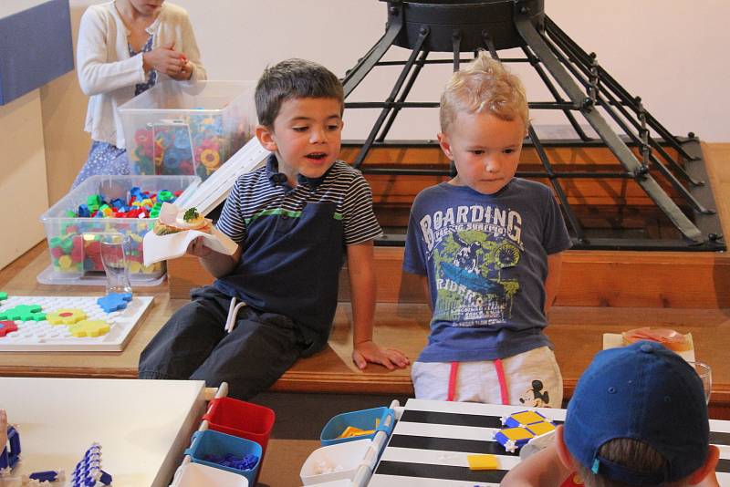 Retro výstava Kovozávody Semily hravě i zdravě potěší nejen děti, ale i dospělé, kteří se vrátí zpátky do svého dětství.