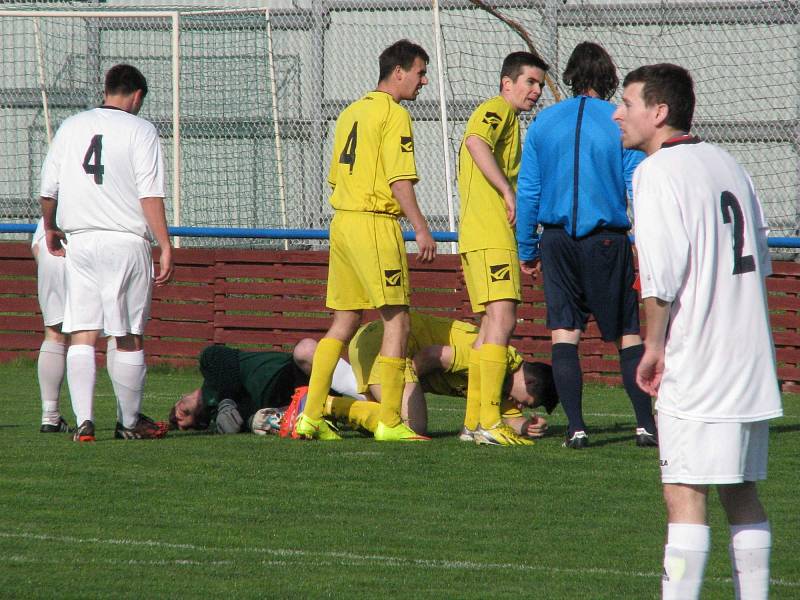 FK Pšovka Mělník - Dolnobousovský SK (3:1); 18. kolo I. B třídy; 18. dubna 2015