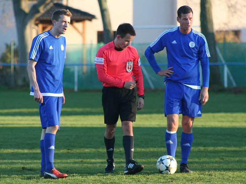 I. A třída, 15. kolo: Sokol Záryby (v modrém) - Jawa Divišov (3:7).