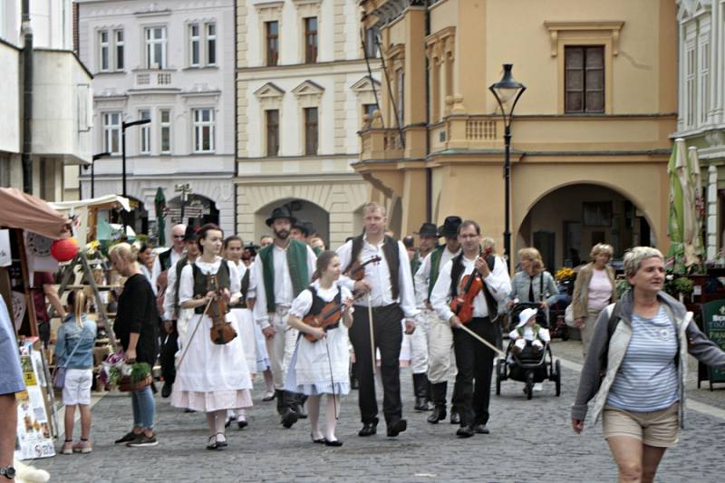 Mělník ožil letos již po jedenadvacáté folklórním festivalem Mělnický Vrkoč, který každý rok nabízí pestrou škálu lidových tradic z různých koutů republiky.