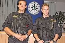 Policisté (zleva) Tomáš Svoboda a Martin Holoubek jsou oba u policie čtyři roky. 