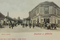 V roce 1902 stál na rohu ulic Fibichovy a Pražské hostinec. Vlevo je vidět kostel sv. Ludmily, vzadu Pražská brána. Na místě hostince byla v letech 1936 - 37 postavena budova Okresní hospodářské záložny.