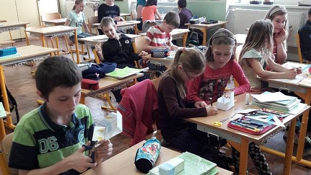 V Základní škole a Mateřské škole Řepín se dětem podařilo odevzdat k recyklaci úctyhodných 4 400 kusů baterií o celkové hmotnosti 76 kilogramů. 