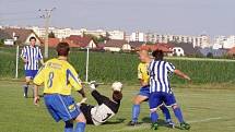 Přestože se zárybský brankář Kvasnička činil, musel na hřišti favorita pětkrát pro míč do sítě. Fotbalisté FK Neratovice/Byškovice se proti Zárybům rozloučili se hřištěm v Byškovicích.