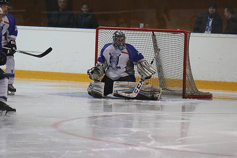 Hokejisté Rakovníka (v černém) vyhráli v dalším kole Krajské ligy na ledě Kralup nad Vltavou 4:3.