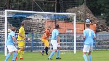 Fotbalisté FK Kralupy 1901 (v modrém) porazili v prvním kole I. B třídy Chotětov 3:1.