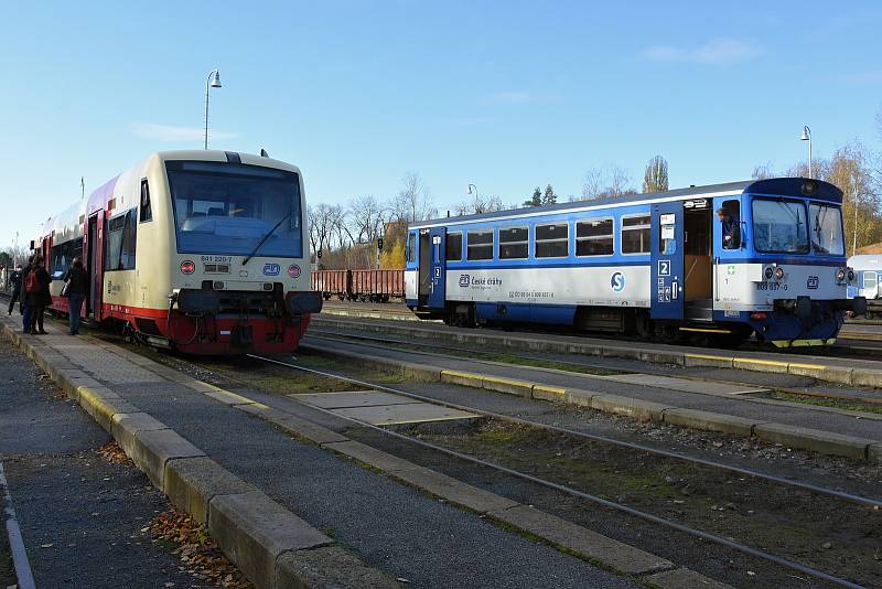 RegioSpider, jak České dráhy nazvaly motorovou jednotku Stadler RS 21, představil v pondělí dopravce společně s Integrovanou dopravou Středočeského kraje a krajským radním pro oblast veřejné dopravy Petrem Boreckým (STAN).