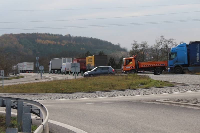 U Nové Vsi havaroval autobus s dětmi a nákladní auto.