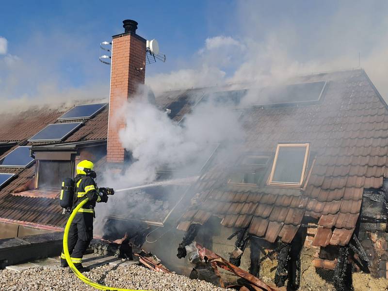 Požár střechy rodinného domu v Horoměřicích.