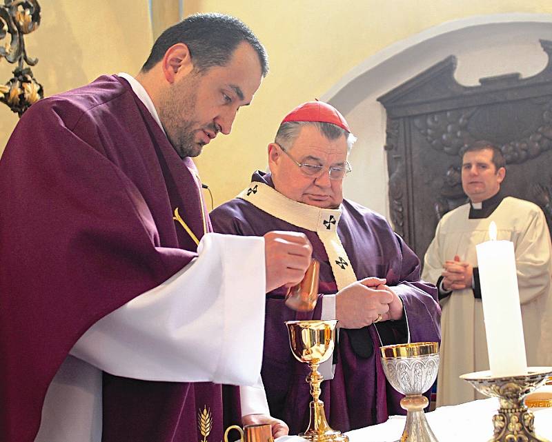 Kardinál Dominik Duka navštívil Neratovice a sloužil tam nedělní mši.