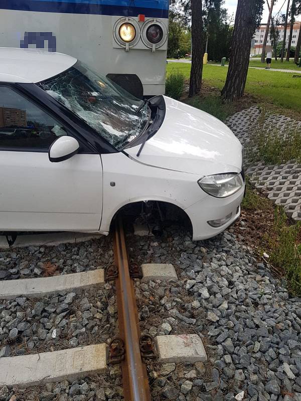 Srážka vlaku s vozidlem na přejezdu přerušila provoz mezi Neratovicemi a Brandýsem nad Labem.