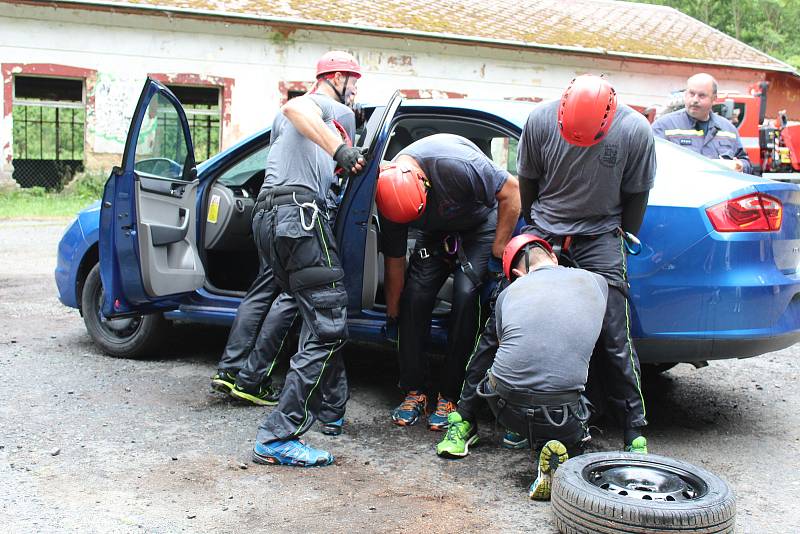 Letos se konal už desátý ročník extrémního závodu, kde mezi sebou soutěžily pětičlenné týmy z řad policistů, městských strážníků nebo hasičů.