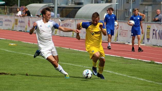 Neratovice (ve žlutém)  ve druhém kole divize B podlehly doma SK Kladno 0:2.