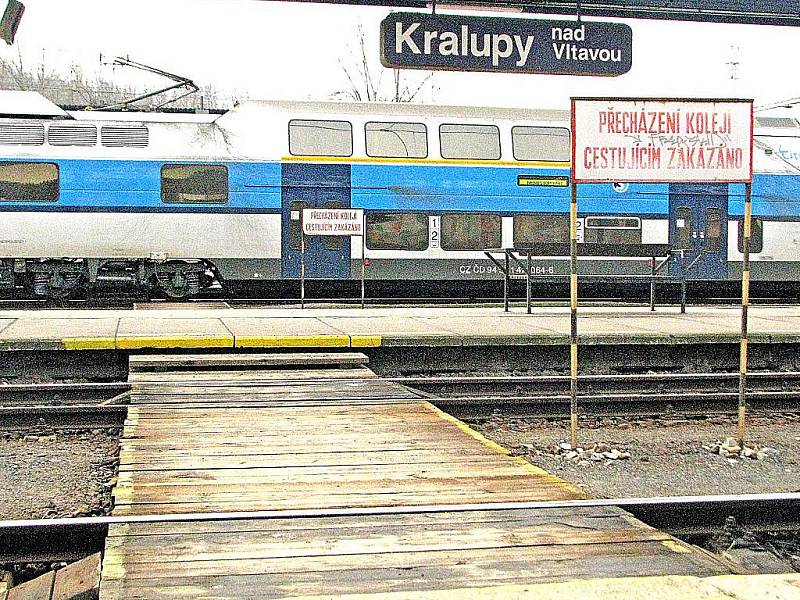 Na nádraží v Kralupech nad Vltavou vyhasl v polovině loňského prosince život šestačtyřicetiletého muže, který si zkracoval cestu přes koleje po nepovoleném služebním přechodu.