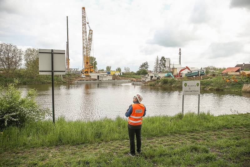 Z instalace nového zdvižného železničního mostu v Lužci nad Vltavou v květnu roku 2020.