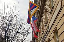Na krajském úřadu zavlála symbolická podpora Tibetu.