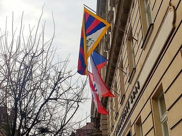 Na krajském úřadu zavlála symbolická podpora Tibetu.