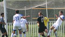 Fotbalisté Brandýsa (v tmavém) v divizní sezoně poprvé ztratili v domácím prostředí, s Kladnem prohráli 2:3.