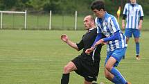 Fotbalisté FC Mělník (v černém) porazili v duelu prvního s druhým béčko Dobrovice 3:0 a vládnou skupině s desetibodovým náskokem.