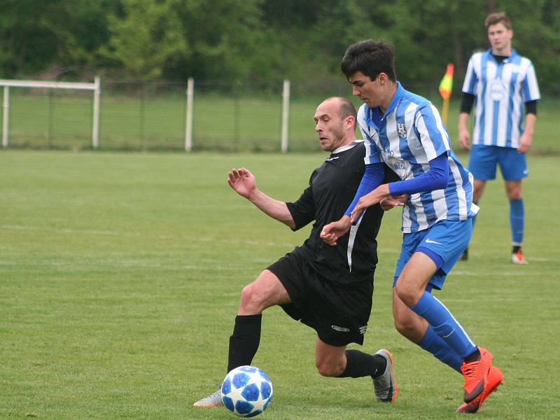 Fotbalisté FC Mělník (v černém) porazili v duelu prvního s druhým béčko Dobrovice 3:0 a vládnou skupině s desetibodovým náskokem.