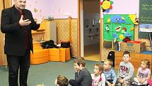 Pepa Melen na návštěvě v tišické školce dětem zpíval a četl.