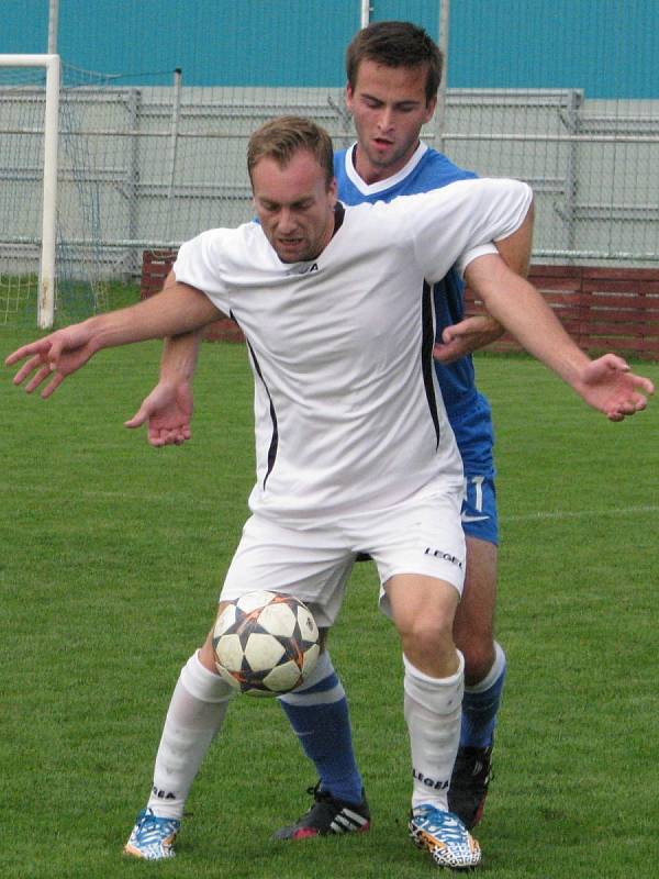 FK Pšovka Mělník (v bílém) - Sokol Kněžmost (4:1); 4. kolo I. B třídy; 13. září 2014