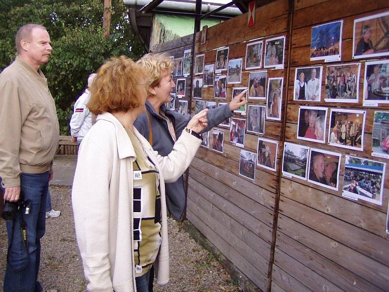 Návštěvníci festivalu si prohlíželi výstavu fotografií o Jazzové zahradě pražského autora Jiřího Hájka (zcela vlevo).