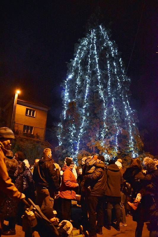 Rozsvícení vánočního stromu ve Dřínově.