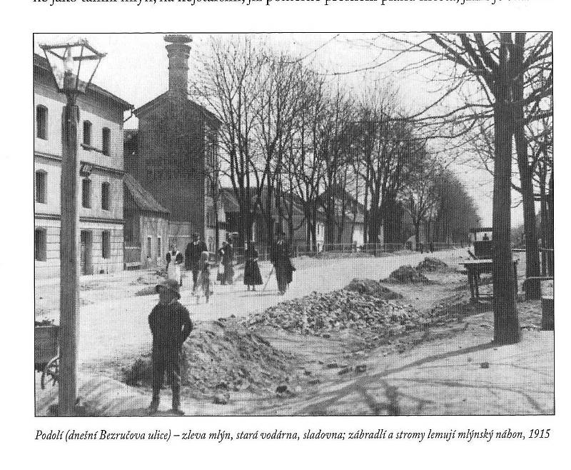 Podolí, dnešní Bezručova ulice. Zleva mlýn, stará vodárna, sladovna. Zábradlí a stromy lemují mlýnský náhon v roce 1915.