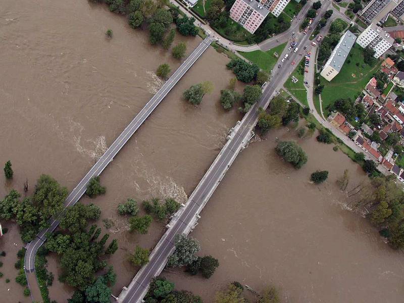 Povodeň v roce 2002 na Mělnicku – letecký snímek.
