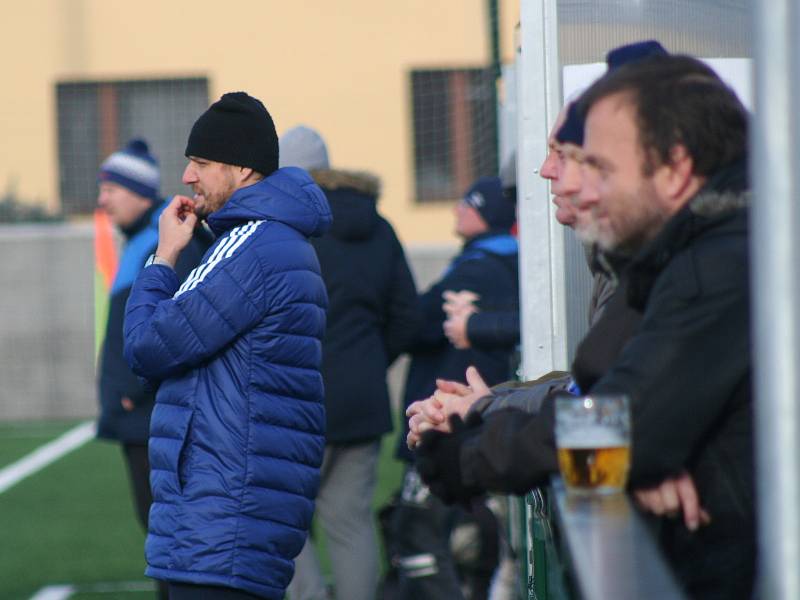 Fotbalisté Čáslavi (černé dresy) a Benátek nad Jizerou se v úvodním zápase premiérového ročníku zimního turnaje v Brandýse nad Labem rozešli smírně po výsledku 2:2.