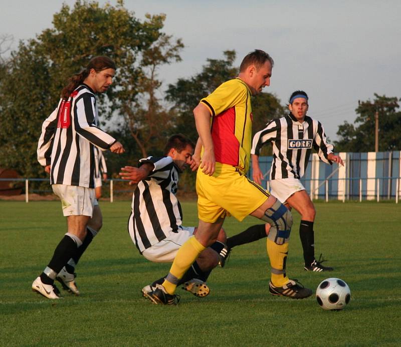 Z utkání 6. kola okresního přeboru Veltrusy - Byšice (ve žlutém)