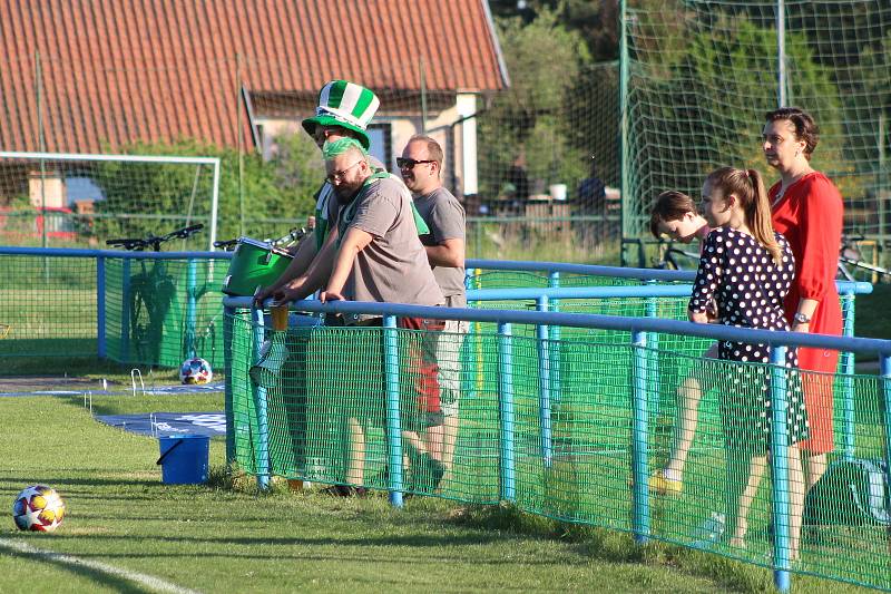 Finále Rebel Českého poháru. Fotbalisté Tišic (v zeleném) rozdrtili Mšeno 10:2.