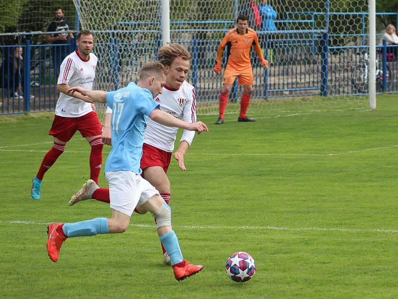 Fotbalisté FK Kralupy 1901 (modré dresy) pokračovali v jarní krasojízdě také v derby s Libčicemi, velkého soupeře doma porazili 5:2.