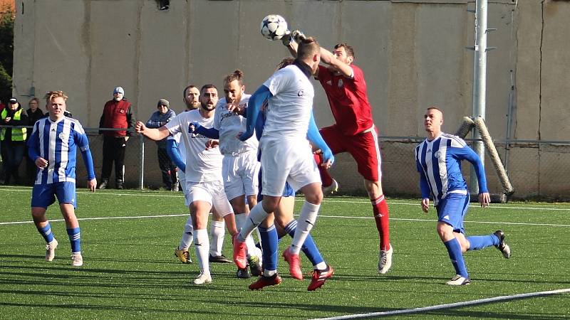 Béčko Slovanu Velvary (v modrém) s pěti posila z A týmu přemohlo Byšice až po velkém boji 2:1.