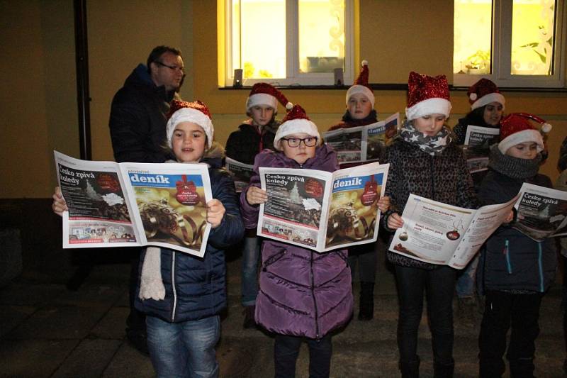 Zpívalo se i na Mělnicku, například před základní školou v Lužci nad Vltavou u rozsvíceného vánočního stromečku. 