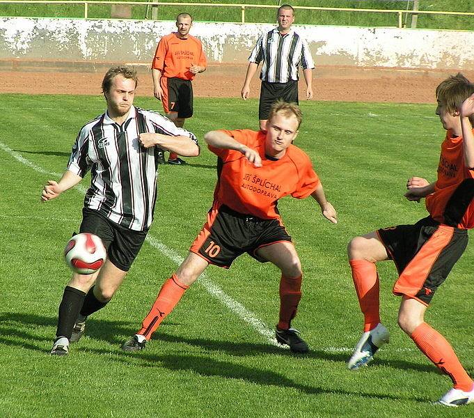 Z B třídního utkání Mšeno (v pruhovaném) - Řepín (1:2).