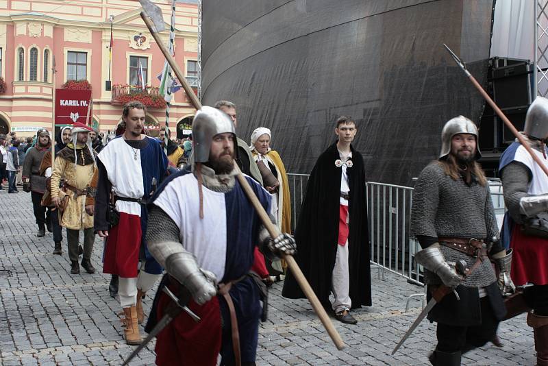 Historický střed Mělníka opět po roce zaplnily pouťové atrakce, stánky s burčákem, rukodělnými výrobky i staročeskými specialitami.