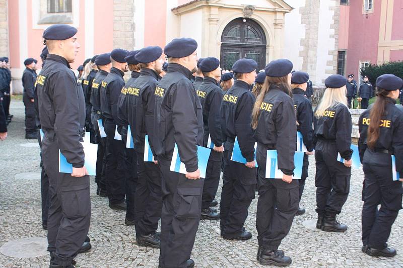 Slavnostní slib nových policistů.