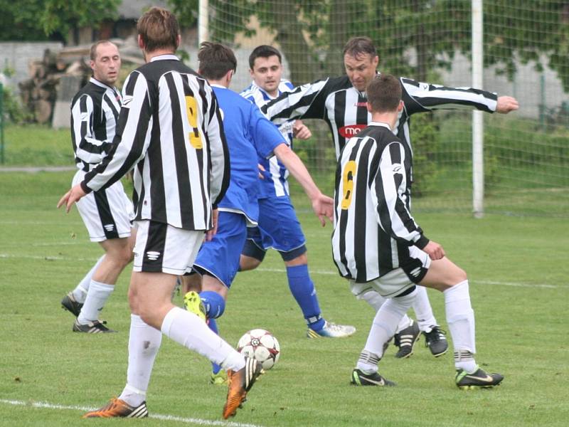 Řepín (v modrém) - FC Mělník, 22. kolo I. B třídy, 18. května 2014