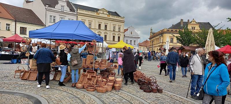 Sobotní trhy na náměstí Míru v Mělníku.