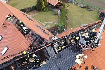 Požár střechy rodinného domu v obci Kozinec.