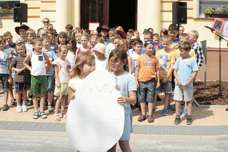 Před místní základní školou se v pátek odpoledne 8. června sešly desítky dětí a dospělých z celého Cítova.