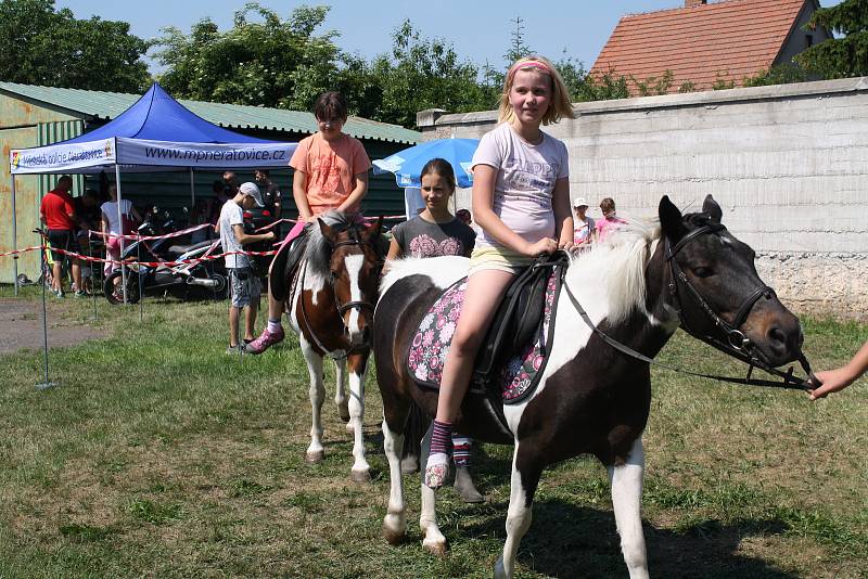 Děti z Neratovic a okolí slavily svůj svátek v sobotu v areálu Asociace víceúčelových základních organizací technických sportů a činností v Kostelecké ulici.