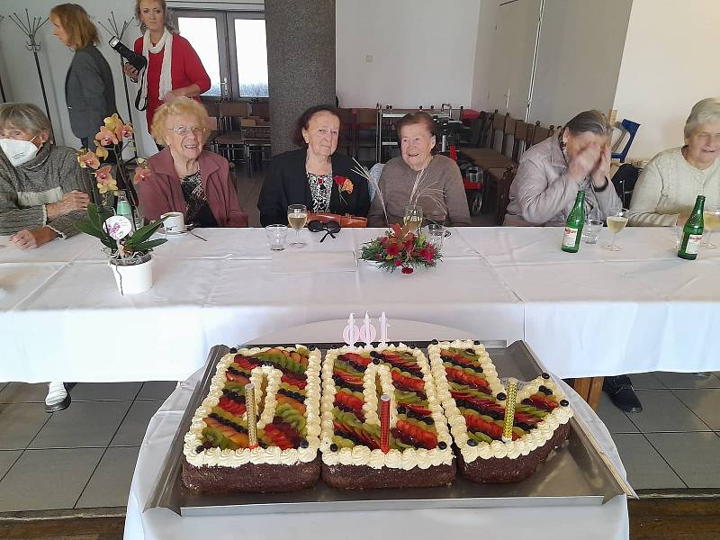 Z oslavy 100. narozenin Emílie Jursíkové v restauraci Na Závisti ve Veltrusech