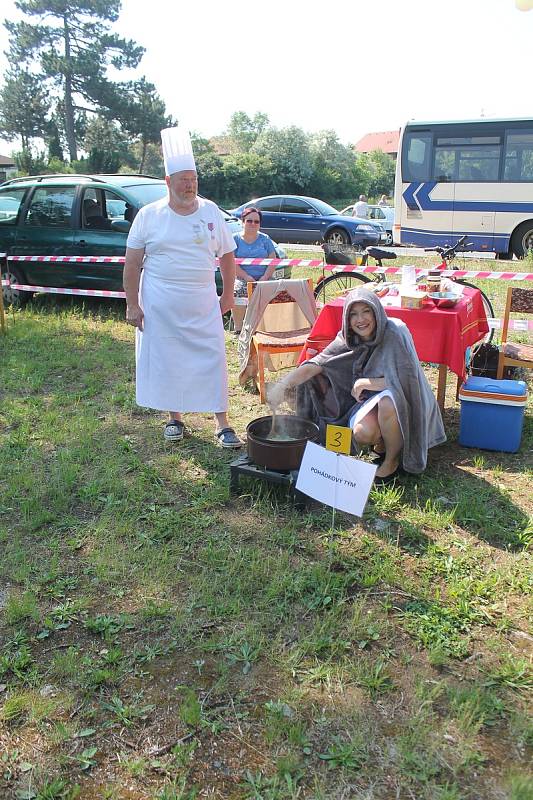 Prosluněný den ve městě Veltrusy začal vůní smažené cibulky a masa.